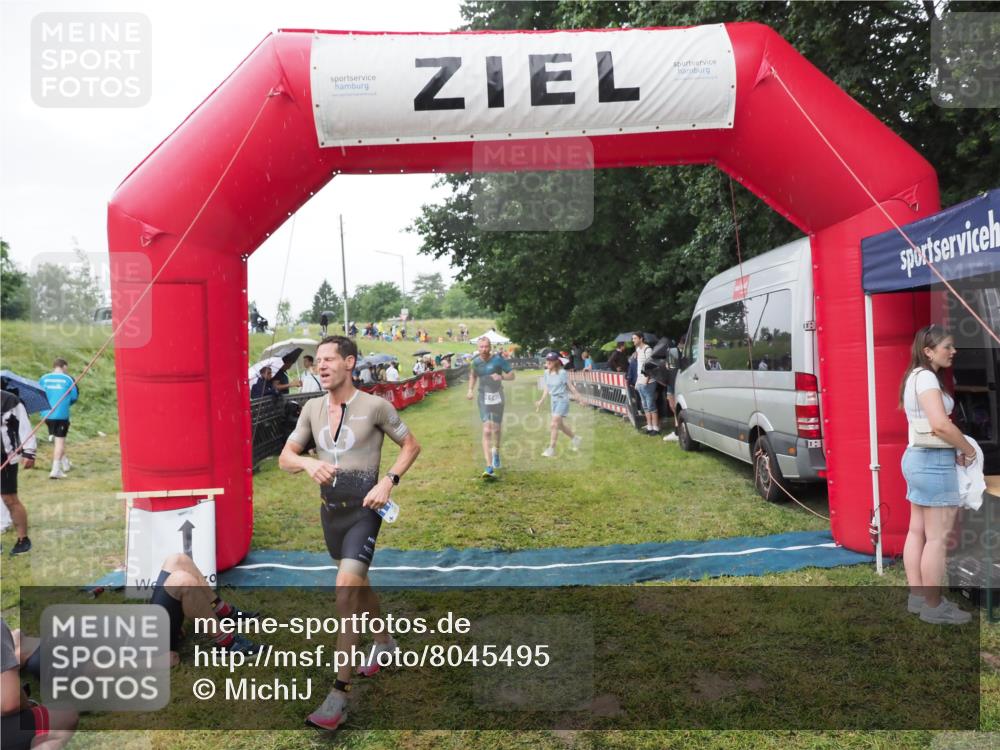 21.06.2025 - 27. Vierlanden-Triathlon MichiJ http://msf.ph/oto/8045495 15.06.2026 13:52:43 Ziel 1123, 1140 meine-sportfotos.de
