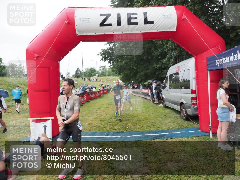 21.06.2025 - 27. Vierlanden-Triathlon MichiJ http://msf.ph/oto/8045501 15.06.2026 13:52:44 Ziel 1123, 1140 meine-sportfotos.de