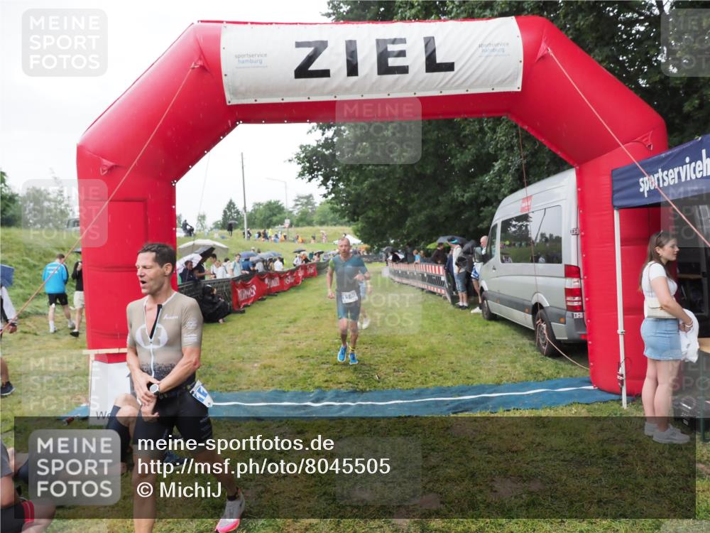 21.06.2025 - 27. Vierlanden-Triathlon MichiJ http://msf.ph/oto/8045505 15.06.2026 13:52:44 Ziel 1123, 1140 meine-sportfotos.de