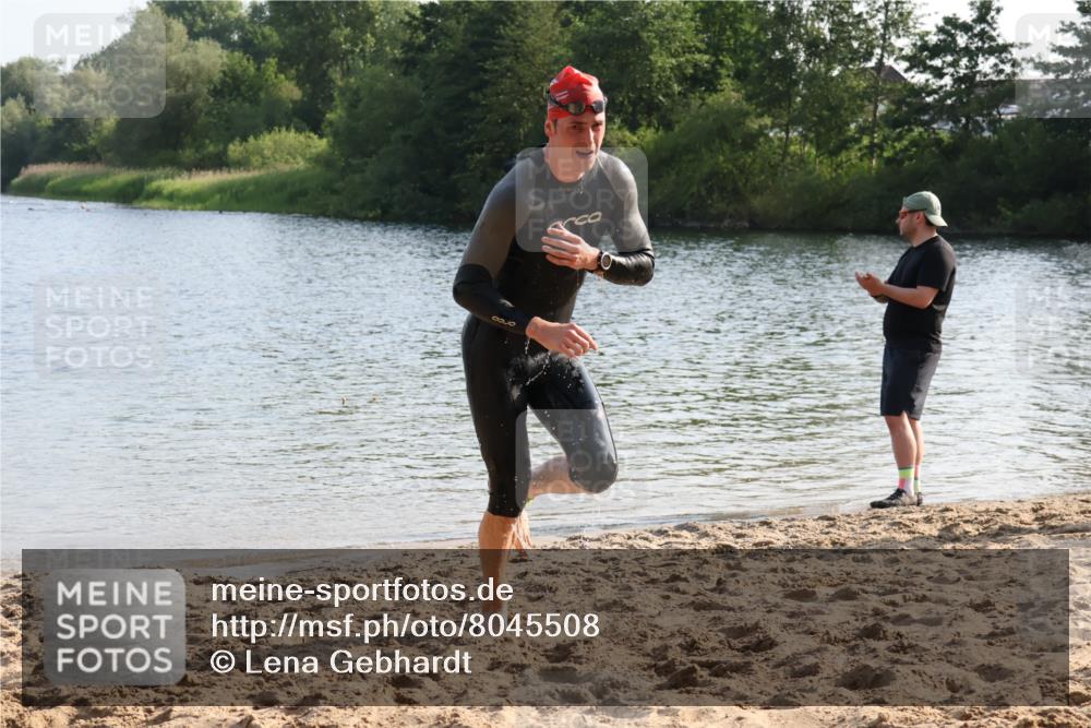 15.06.2025 - 27. Vierlanden-Triathlon Lena Gebhardt http://msf.ph/oto/8045508 15.06.2025 08:39:44 Schwimmen 59 meine-sportfotos.de