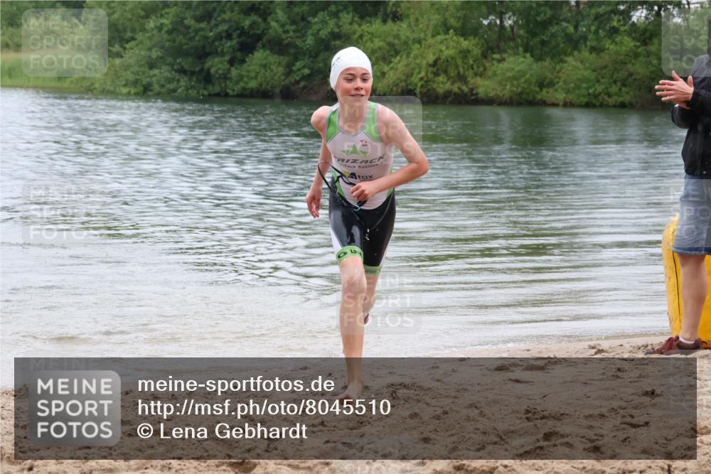 21.06.2025 - 27. Vierlanden-Triathlon Lena Gebhardt http://msf.ph/oto/8045510 15.06.2025 14:50:47 Schwimmen  meine-sportfotos.de