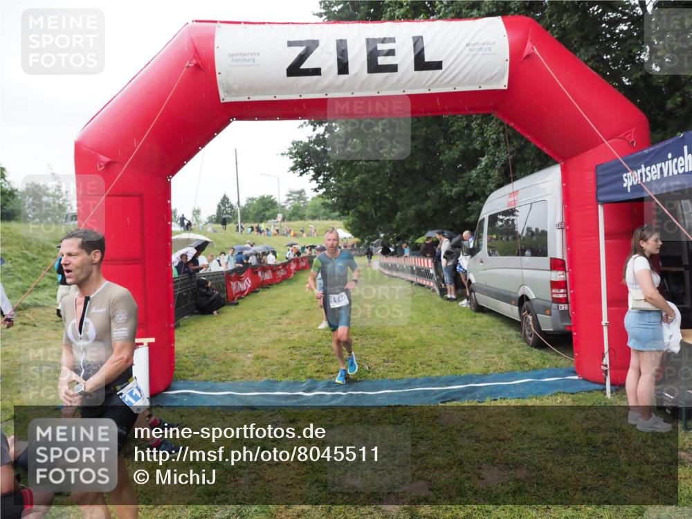 21.06.2025 - 27. Vierlanden-Triathlon MichiJ http://msf.ph/oto/8045511 15.06.2026 13:52:44 Ziel 1123, 1140 meine-sportfotos.de