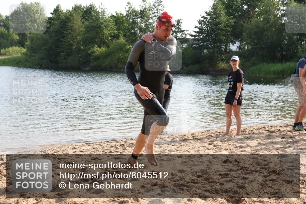 15.06.2025 - 27. Vierlanden-Triathlon Lena Gebhardt http://msf.ph/oto/8045512 15.06.2025 08:39:44 Schwimmen 59 meine-sportfotos.de