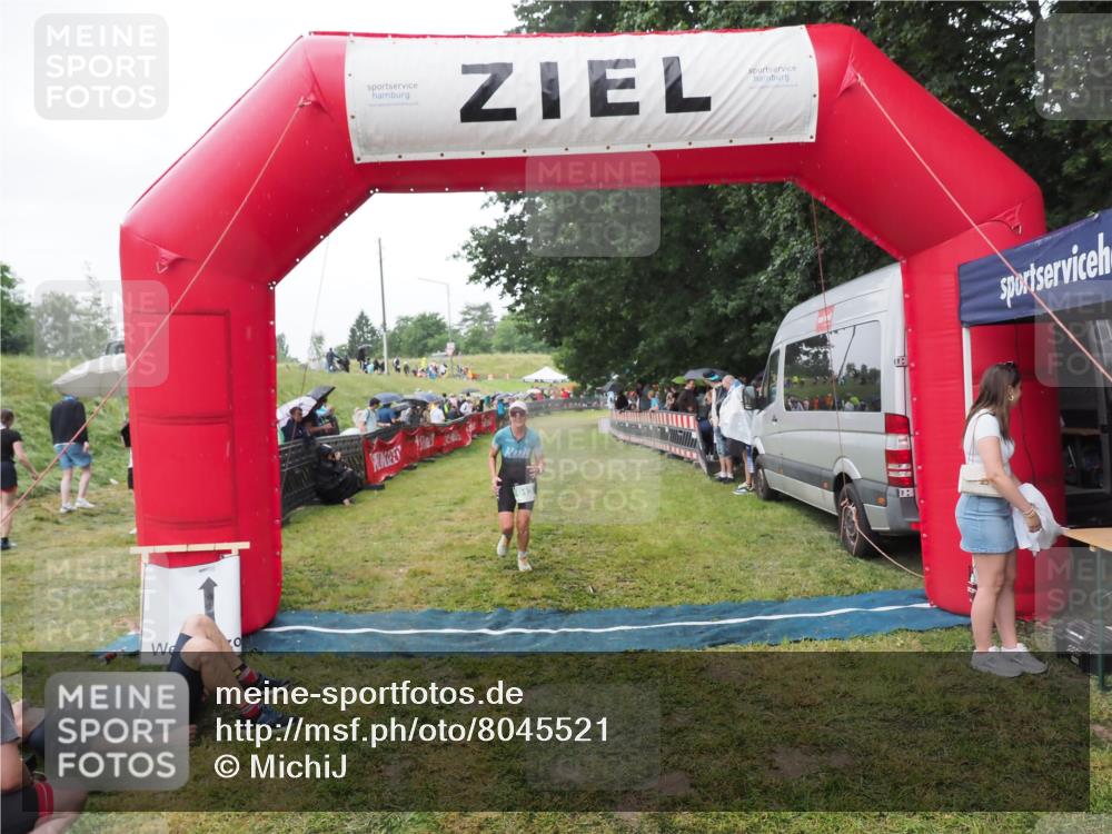 21.06.2025 - 27. Vierlanden-Triathlon MichiJ http://msf.ph/oto/8045521 15.06.2026 13:52:50 Ziel 913, 1140 meine-sportfotos.de