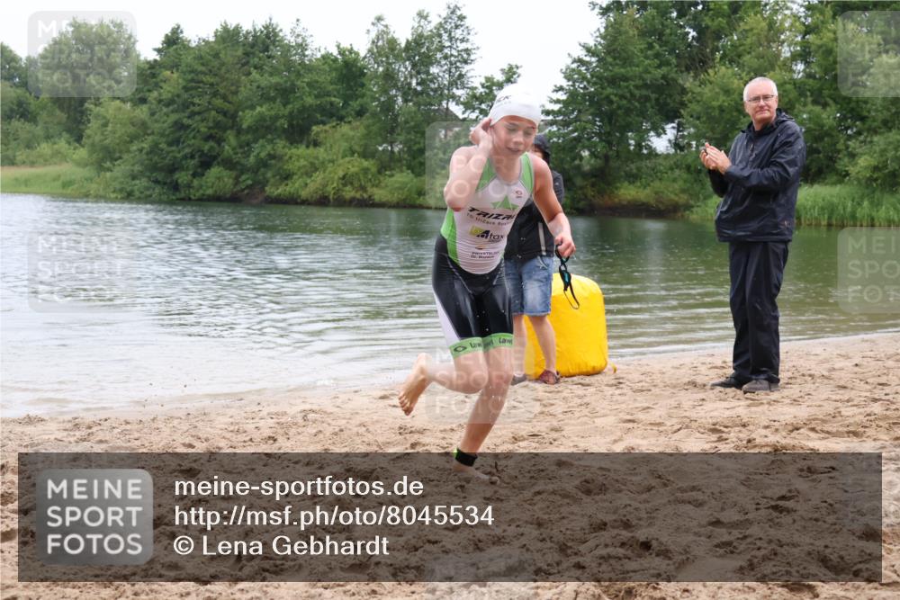 21.06.2025 - 27. Vierlanden-Triathlon Lena Gebhardt http://msf.ph/oto/8045534 15.06.2025 14:50:48 Schwimmen  meine-sportfotos.de