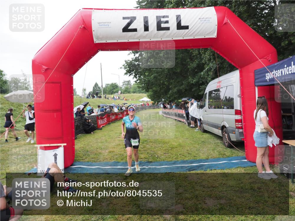 21.06.2025 - 27. Vierlanden-Triathlon MichiJ http://msf.ph/oto/8045535 15.06.2026 13:52:51 Ziel 913, 1140 meine-sportfotos.de