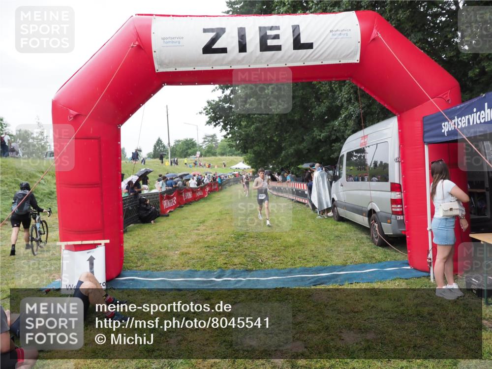 21.06.2025 - 27. Vierlanden-Triathlon MichiJ http://msf.ph/oto/8045541 15.06.2026 13:53:05 Ziel 1130, 1161 meine-sportfotos.de