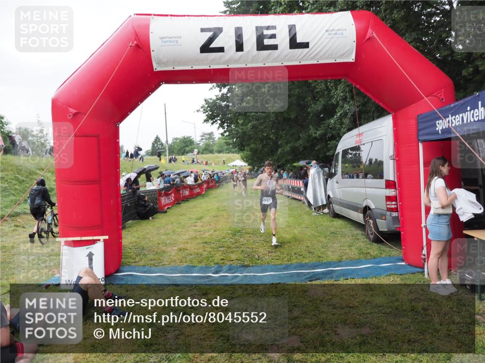 21.06.2025 - 27. Vierlanden-Triathlon MichiJ http://msf.ph/oto/8045552 15.06.2026 13:53:05 Ziel 1130, 1161 meine-sportfotos.de