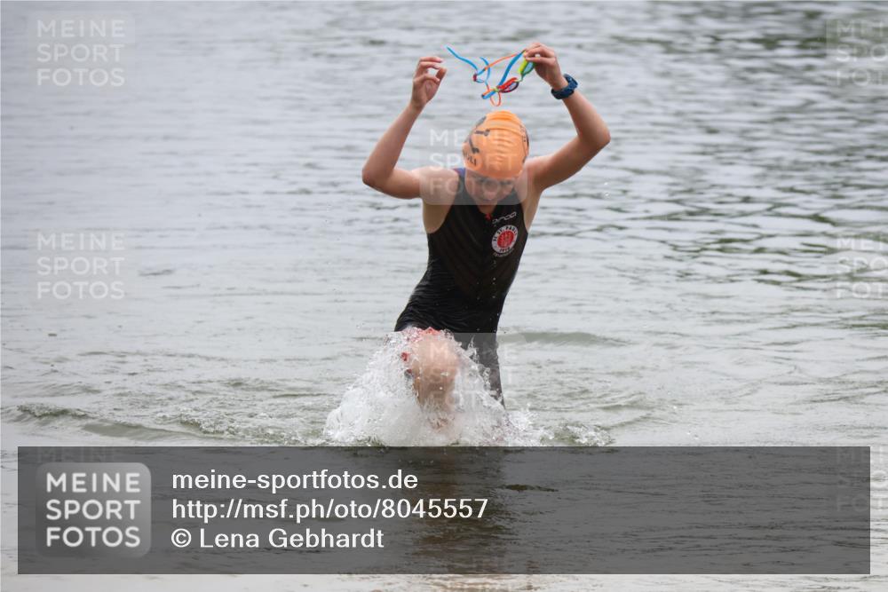 21.06.2025 - 27. Vierlanden-Triathlon Lena Gebhardt http://msf.ph/oto/8045557 15.06.2025 14:50:52 Schwimmen  meine-sportfotos.de