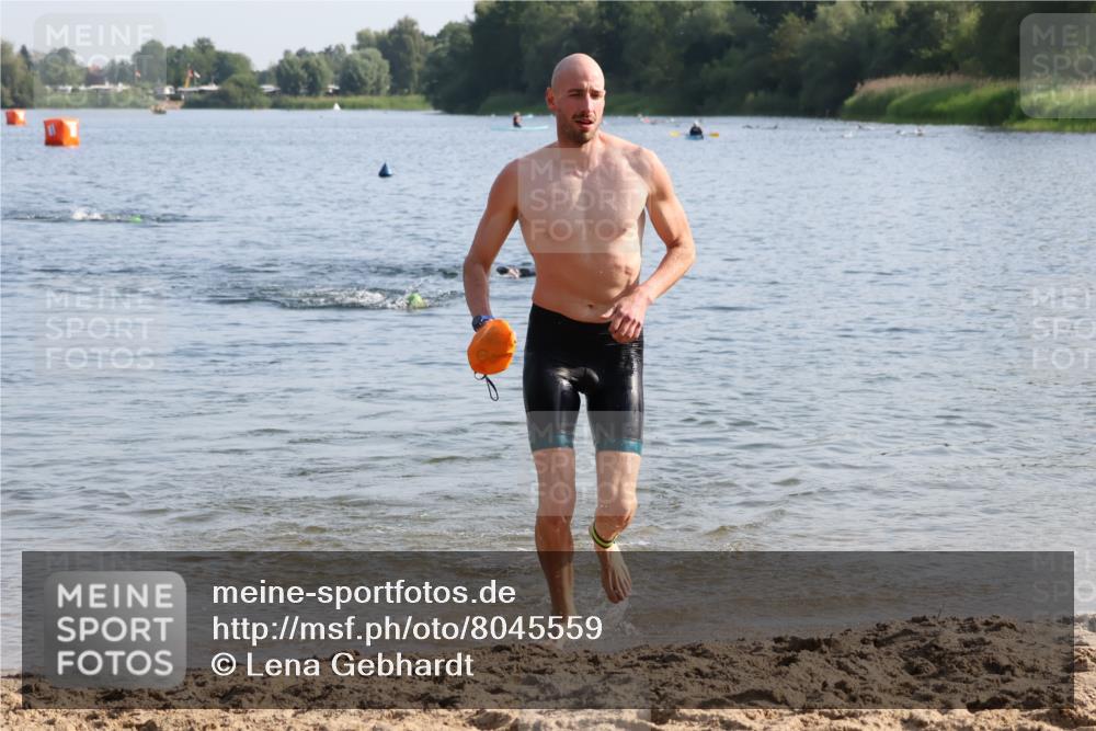 15.06.2025 - 27. Vierlanden-Triathlon Lena Gebhardt http://msf.ph/oto/8045559 15.06.2025 08:39:54 Schwimmen 3 meine-sportfotos.de