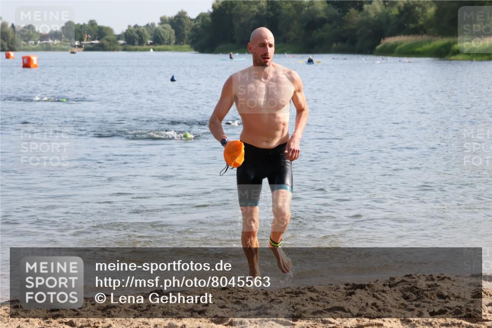 15.06.2025 - 27. Vierlanden-Triathlon Lena Gebhardt http://msf.ph/oto/8045563 15.06.2025 08:39:54 Schwimmen 3 meine-sportfotos.de