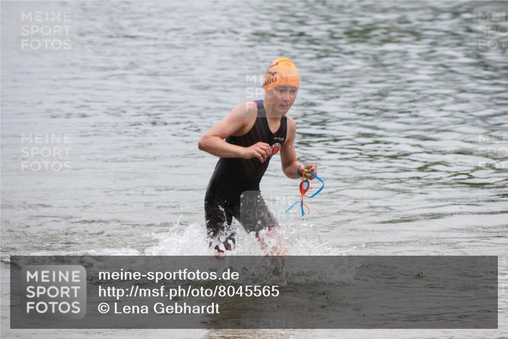 21.06.2025 - 27. Vierlanden-Triathlon Lena Gebhardt http://msf.ph/oto/8045565 15.06.2025 14:50:53 Schwimmen  meine-sportfotos.de