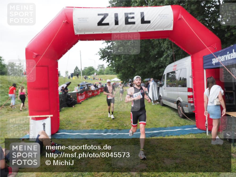 21.06.2025 - 27. Vierlanden-Triathlon MichiJ http://msf.ph/oto/8045573 15.06.2026 13:53:09 Ziel 48, 1128, 1130, 1161 meine-sportfotos.de