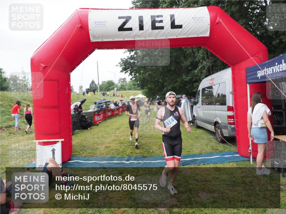 21.06.2025 - 27. Vierlanden-Triathlon MichiJ http://msf.ph/oto/8045575 15.06.2026 13:53:09 Ziel 48, 1128, 1130, 1161 meine-sportfotos.de