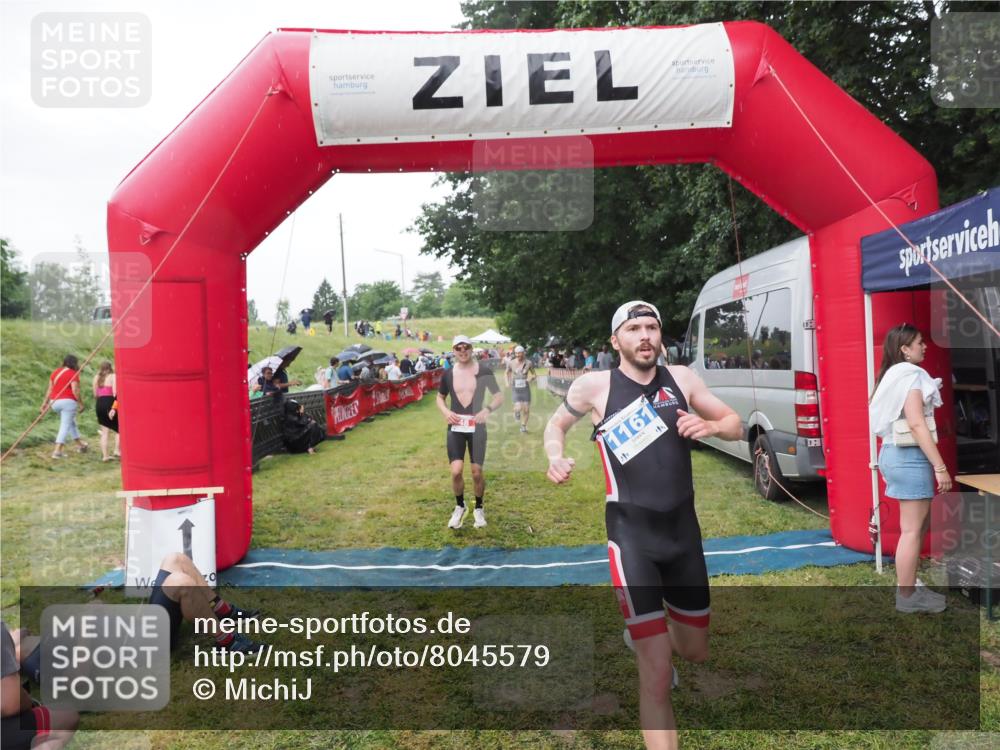 21.06.2025 - 27. Vierlanden-Triathlon MichiJ http://msf.ph/oto/8045579 15.06.2026 13:53:10 Ziel 48, 1128, 1130, 1161 meine-sportfotos.de