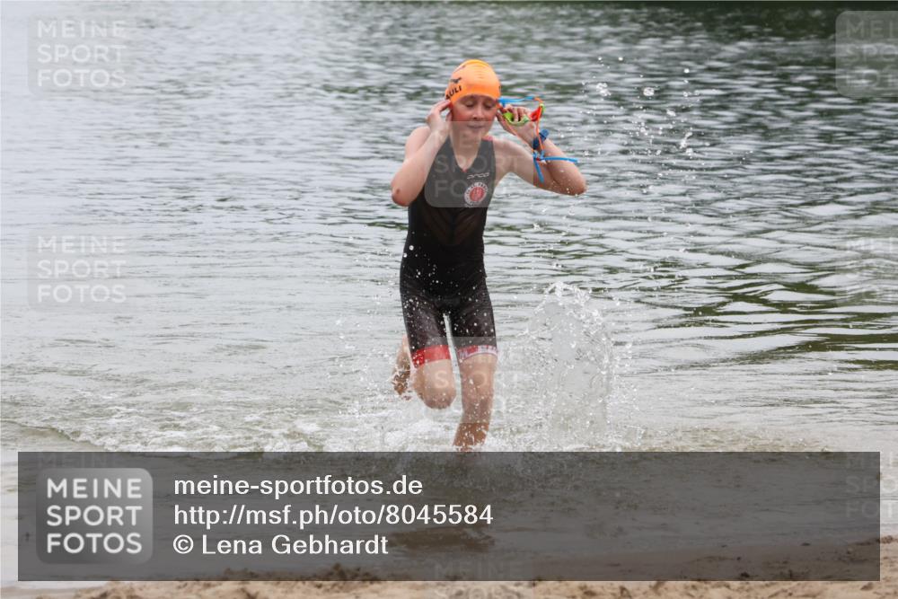 21.06.2025 - 27. Vierlanden-Triathlon Lena Gebhardt http://msf.ph/oto/8045584 15.06.2025 14:50:54 Schwimmen  meine-sportfotos.de