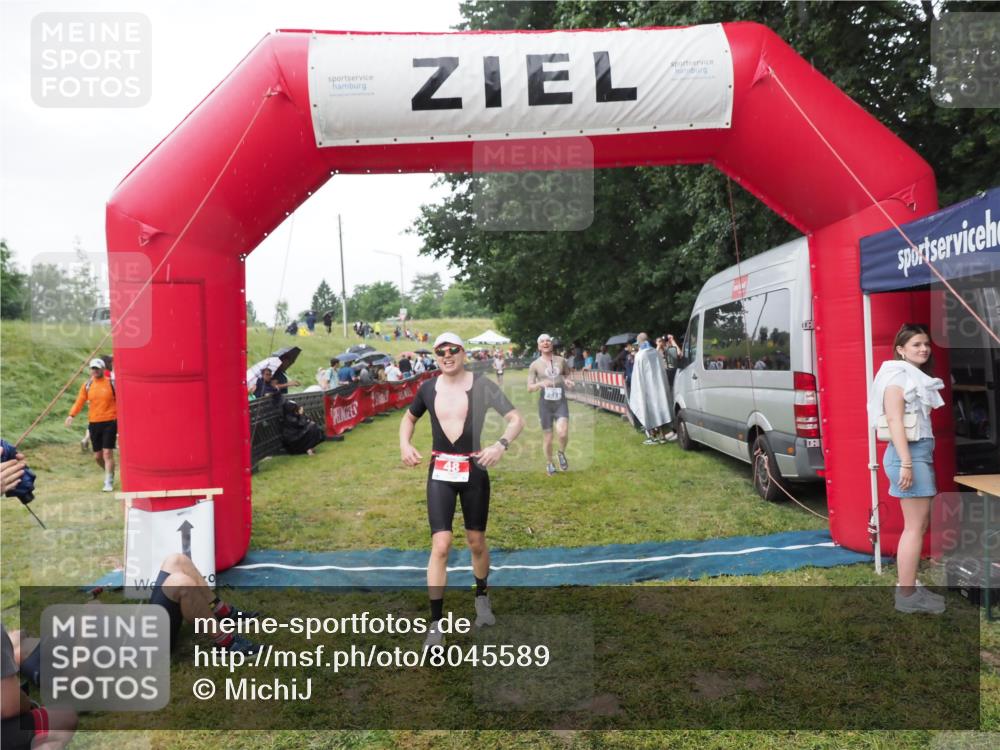 21.06.2025 - 27. Vierlanden-Triathlon MichiJ http://msf.ph/oto/8045589 15.06.2026 13:53:11 Ziel 48, 1128, 1130, 1161 meine-sportfotos.de