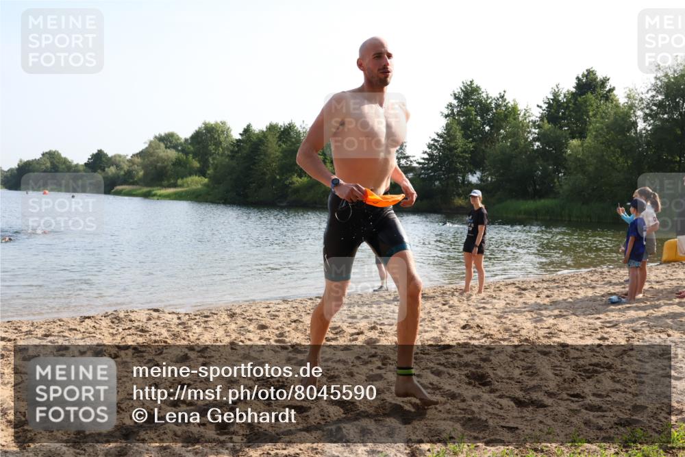 15.06.2025 - 27. Vierlanden-Triathlon Lena Gebhardt http://msf.ph/oto/8045590 15.06.2025 08:39:57 Schwimmen 3 meine-sportfotos.de