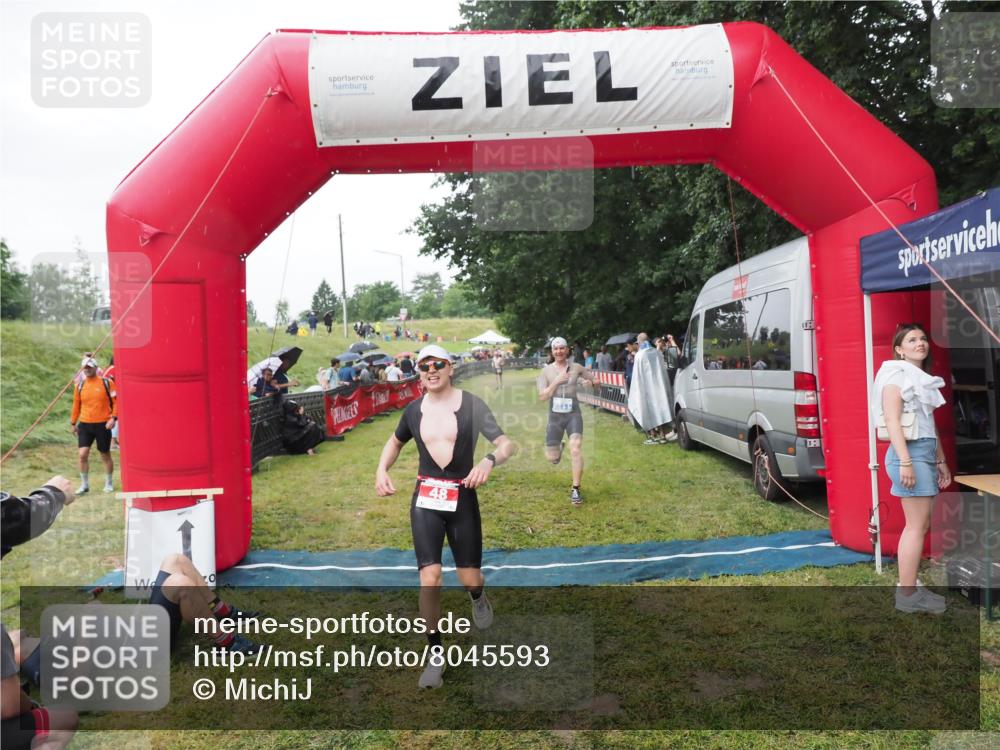 21.06.2025 - 27. Vierlanden-Triathlon MichiJ http://msf.ph/oto/8045593 15.06.2026 13:53:11 Ziel 48, 1128, 1130, 1161 meine-sportfotos.de
