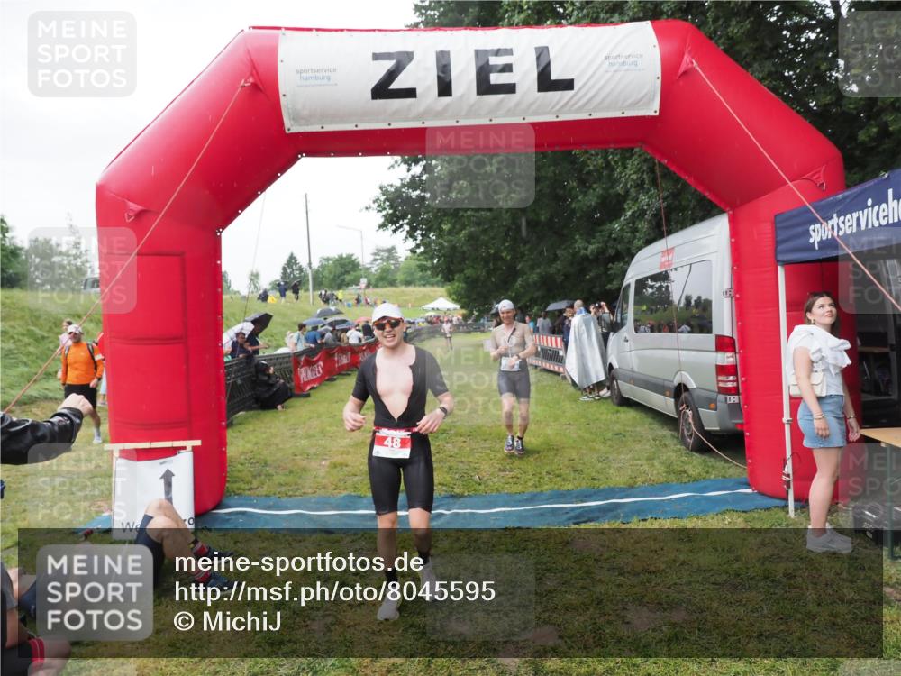21.06.2025 - 27. Vierlanden-Triathlon MichiJ http://msf.ph/oto/8045595 15.06.2026 13:53:11 Ziel 48, 1128, 1130, 1161 meine-sportfotos.de
