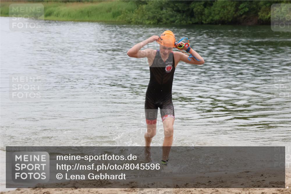 21.06.2025 - 27. Vierlanden-Triathlon Lena Gebhardt http://msf.ph/oto/8045596 15.06.2025 14:50:54 Schwimmen  meine-sportfotos.de