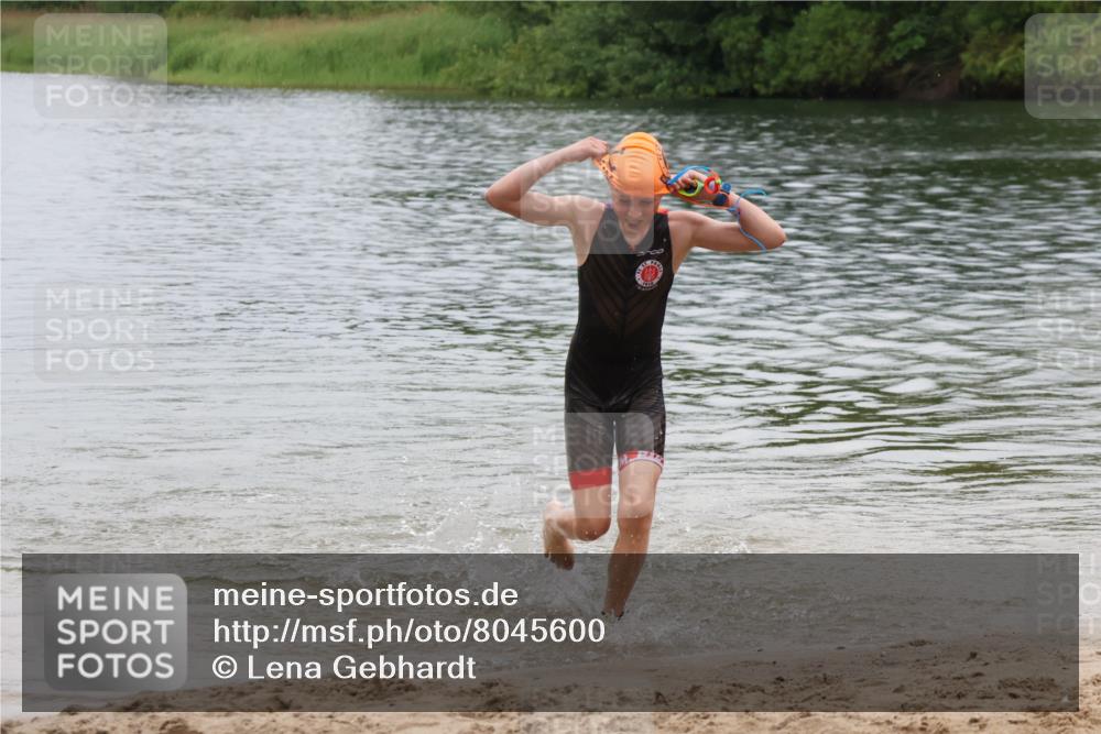 21.06.2025 - 27. Vierlanden-Triathlon Lena Gebhardt http://msf.ph/oto/8045600 15.06.2025 14:50:54 Schwimmen  meine-sportfotos.de