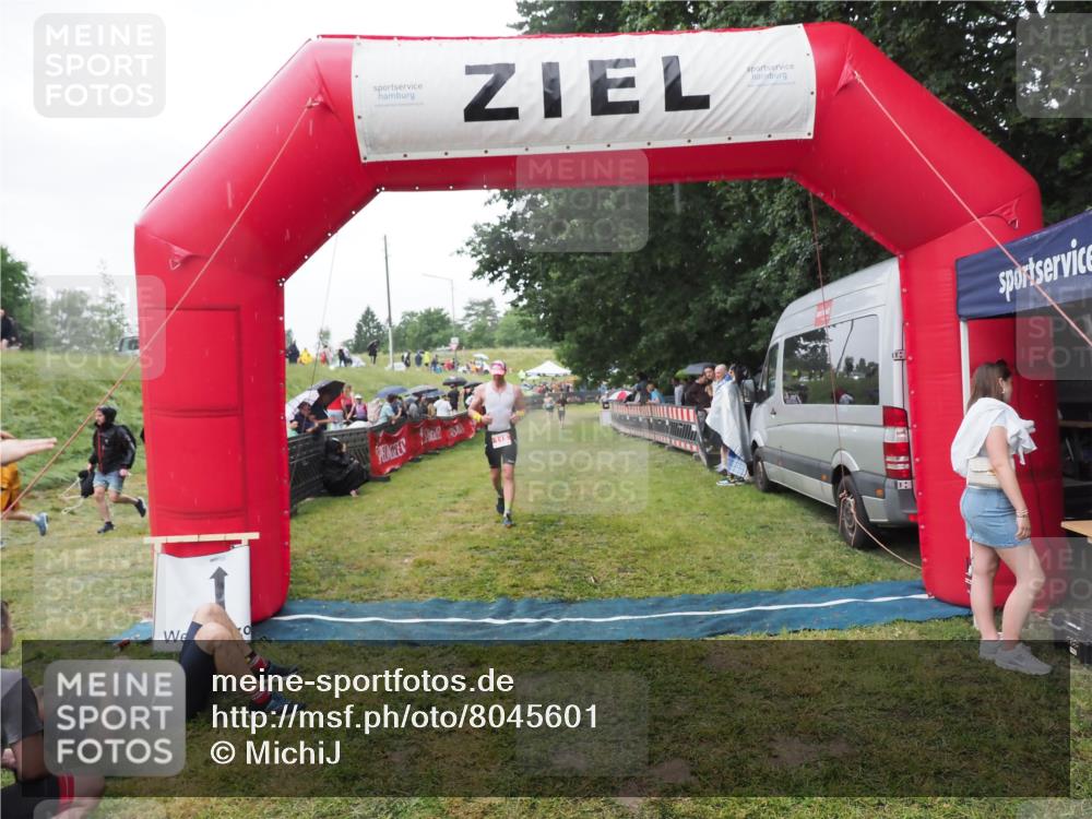21.06.2025 - 27. Vierlanden-Triathlon MichiJ http://msf.ph/oto/8045601 15.06.2026 13:53:22 Ziel 115 meine-sportfotos.de