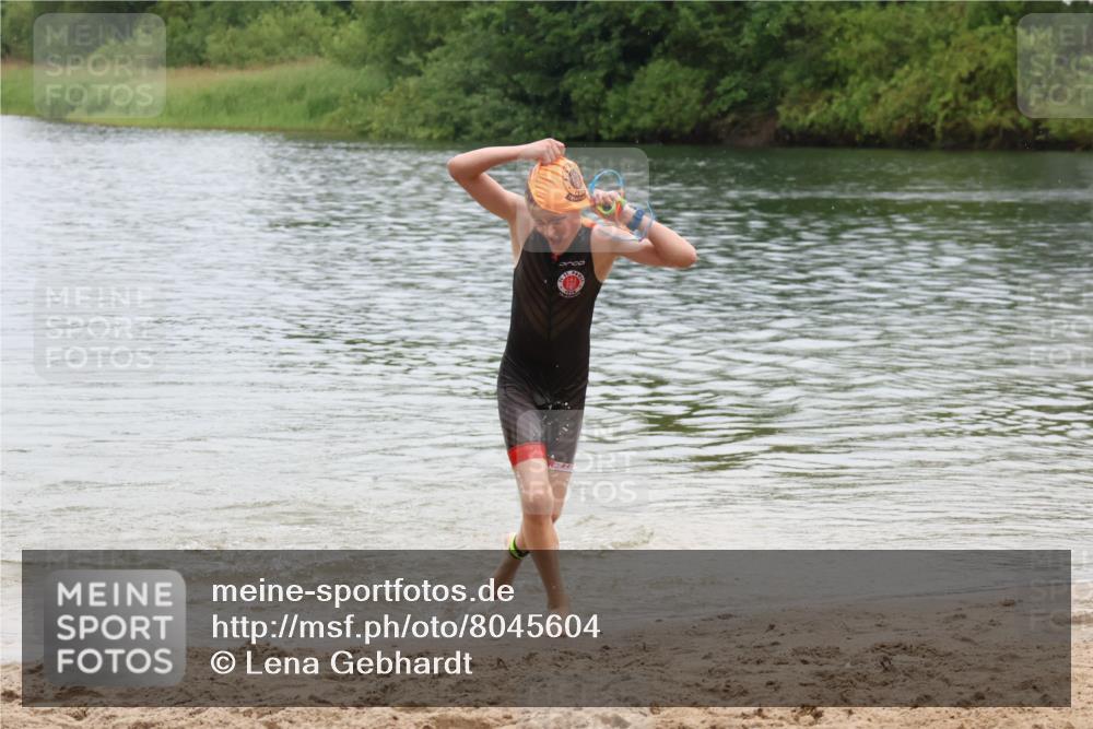 21.06.2025 - 27. Vierlanden-Triathlon Lena Gebhardt http://msf.ph/oto/8045604 15.06.2025 14:50:55 Schwimmen  meine-sportfotos.de
