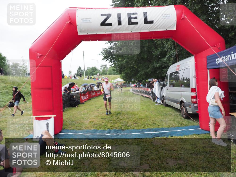 21.06.2025 - 27. Vierlanden-Triathlon MichiJ http://msf.ph/oto/8045606 15.06.2026 13:53:22 Ziel 115 meine-sportfotos.de