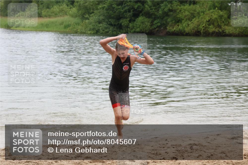 21.06.2025 - 27. Vierlanden-Triathlon Lena Gebhardt http://msf.ph/oto/8045607 15.06.2025 14:50:55 Schwimmen  meine-sportfotos.de