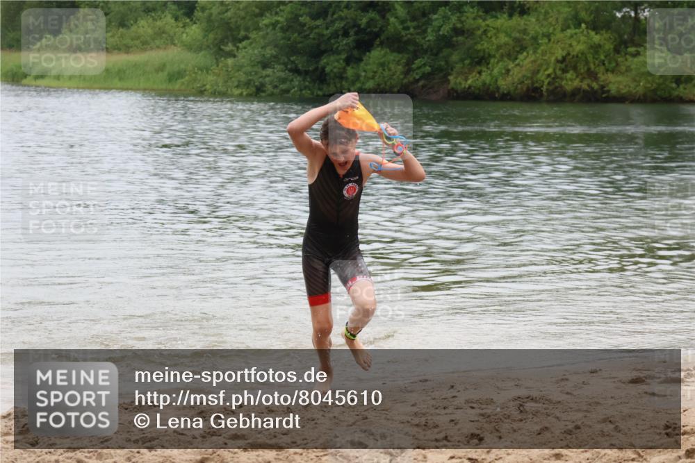 21.06.2025 - 27. Vierlanden-Triathlon Lena Gebhardt http://msf.ph/oto/8045610 15.06.2025 14:50:55 Schwimmen  meine-sportfotos.de