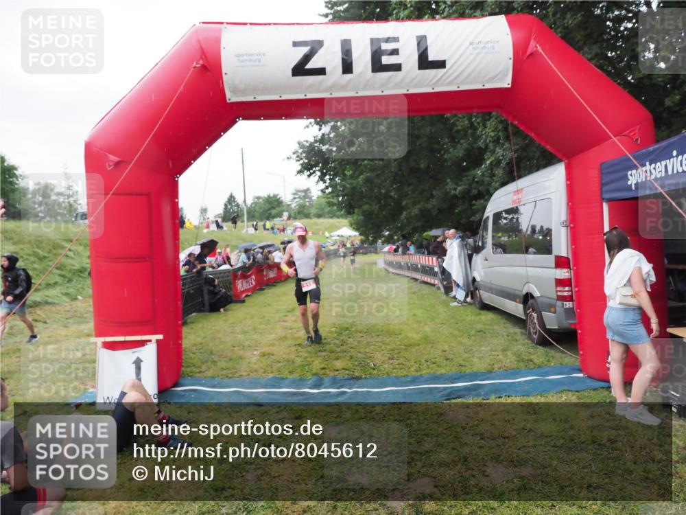 21.06.2025 - 27. Vierlanden-Triathlon MichiJ http://msf.ph/oto/8045612 15.06.2026 13:53:23 Ziel 115 meine-sportfotos.de