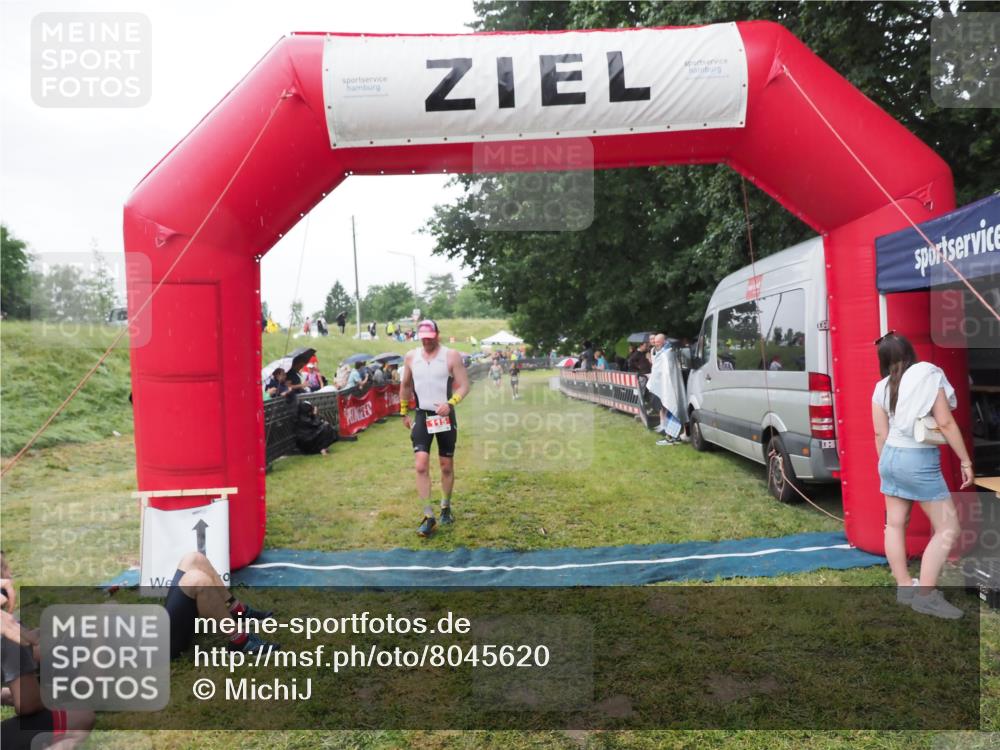 21.06.2025 - 27. Vierlanden-Triathlon MichiJ http://msf.ph/oto/8045620 15.06.2026 13:53:23 Ziel 115 meine-sportfotos.de