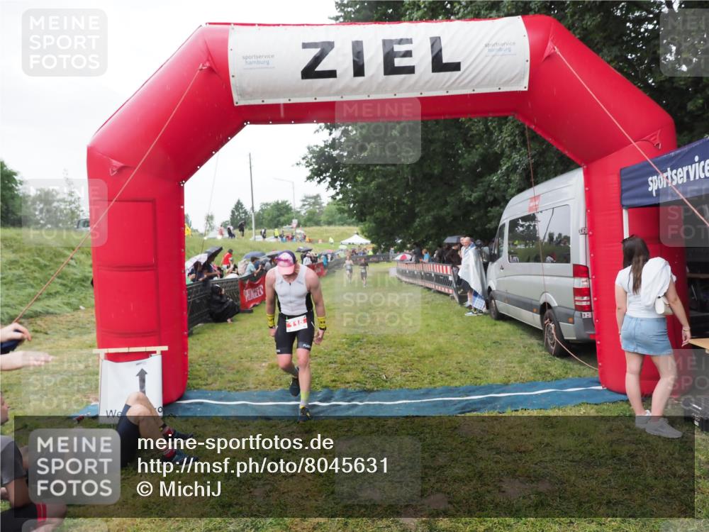 21.06.2025 - 27. Vierlanden-Triathlon MichiJ http://msf.ph/oto/8045631 15.06.2026 13:53:24 Ziel 115 meine-sportfotos.de