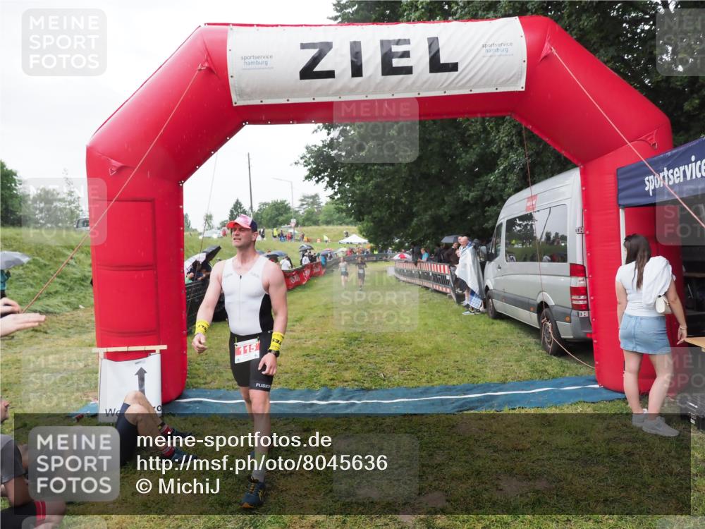 21.06.2025 - 27. Vierlanden-Triathlon MichiJ http://msf.ph/oto/8045636 15.06.2026 13:53:25 Ziel 115, 885, 957 meine-sportfotos.de