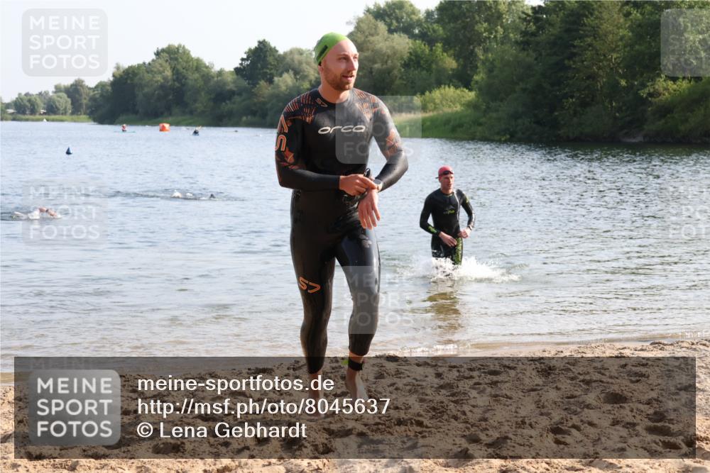 15.06.2025 - 27. Vierlanden-Triathlon Lena Gebhardt http://msf.ph/oto/8045637 15.06.2025 08:40:15 Schwimmen 67, 82 meine-sportfotos.de
