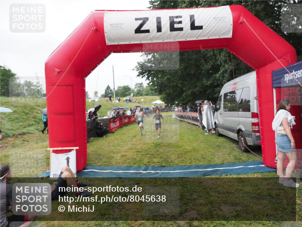 21.06.2025 - 27. Vierlanden-Triathlon MichiJ http://msf.ph/oto/8045638 15.06.2026 13:53:28 Ziel 115, 885, 957 meine-sportfotos.de