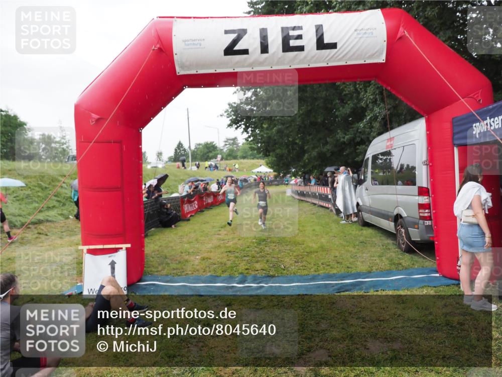 21.06.2025 - 27. Vierlanden-Triathlon MichiJ http://msf.ph/oto/8045640 15.06.2026 13:53:28 Ziel 115, 885, 957 meine-sportfotos.de