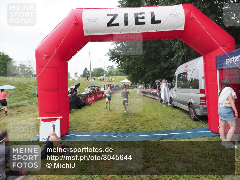 21.06.2025 - 27. Vierlanden-Triathlon MichiJ http://msf.ph/oto/8045644 15.06.2026 13:53:28 Ziel 115, 885, 957 meine-sportfotos.de