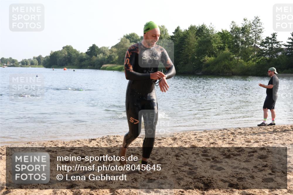 15.06.2025 - 27. Vierlanden-Triathlon Lena Gebhardt http://msf.ph/oto/8045645 15.06.2025 08:40:16 Schwimmen 67, 82 meine-sportfotos.de
