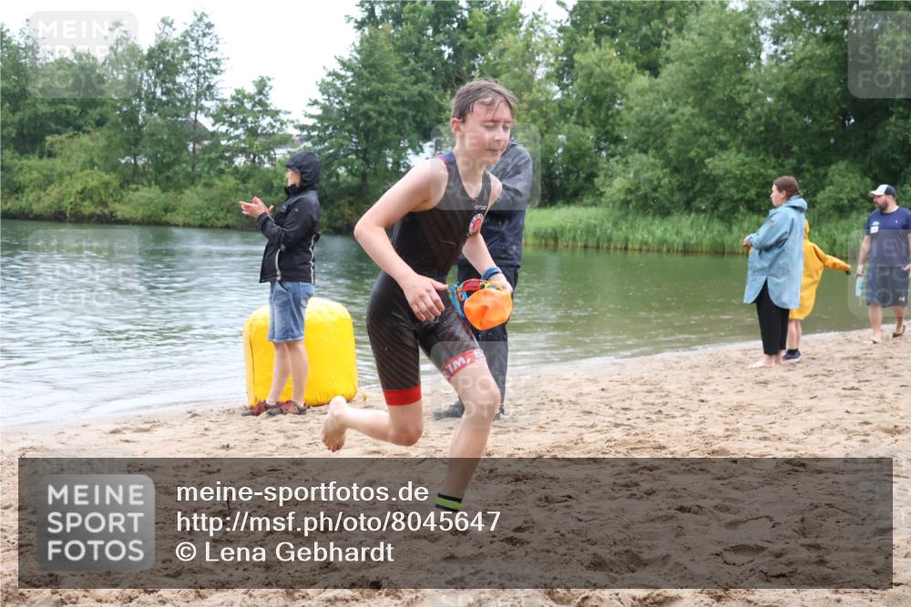 21.06.2025 - 27. Vierlanden-Triathlon Lena Gebhardt http://msf.ph/oto/8045647 15.06.2025 14:50:57 Schwimmen  meine-sportfotos.de