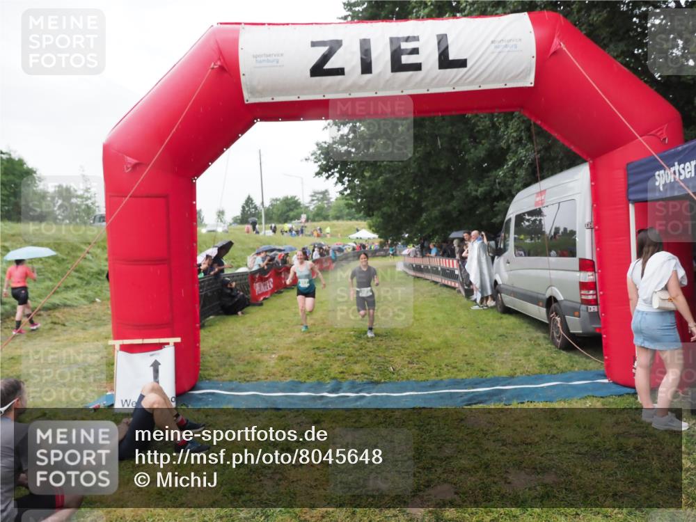 21.06.2025 - 27. Vierlanden-Triathlon MichiJ http://msf.ph/oto/8045648 15.06.2026 13:53:28 Ziel 115, 885, 957 meine-sportfotos.de