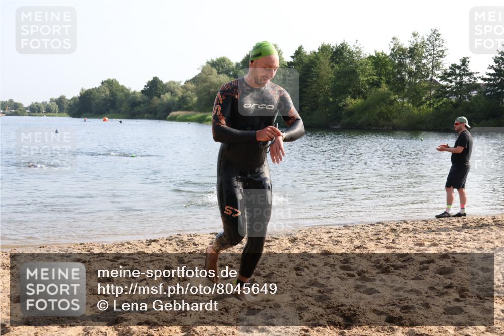 15.06.2025 - 27. Vierlanden-Triathlon Lena Gebhardt http://msf.ph/oto/8045649 15.06.2025 08:40:16 Schwimmen 67, 82 meine-sportfotos.de