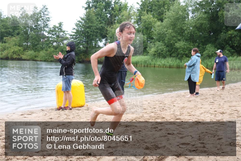 21.06.2025 - 27. Vierlanden-Triathlon Lena Gebhardt http://msf.ph/oto/8045651 15.06.2025 14:50:57 Schwimmen  meine-sportfotos.de