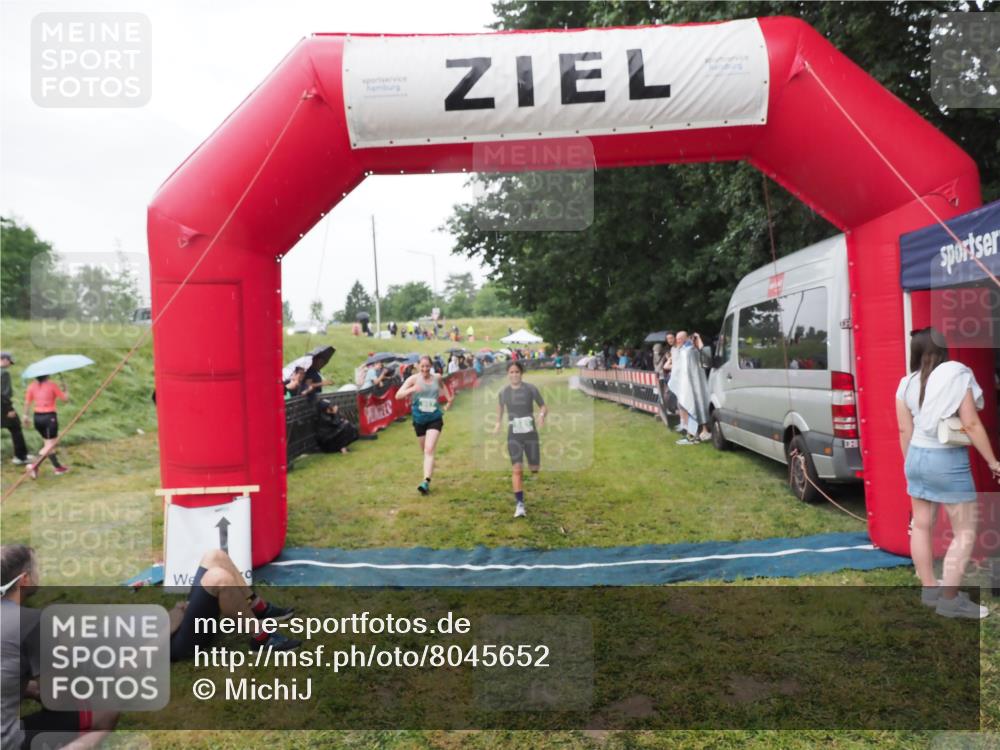 21.06.2025 - 27. Vierlanden-Triathlon MichiJ http://msf.ph/oto/8045652 15.06.2026 13:53:29 Ziel 115, 885, 957 meine-sportfotos.de