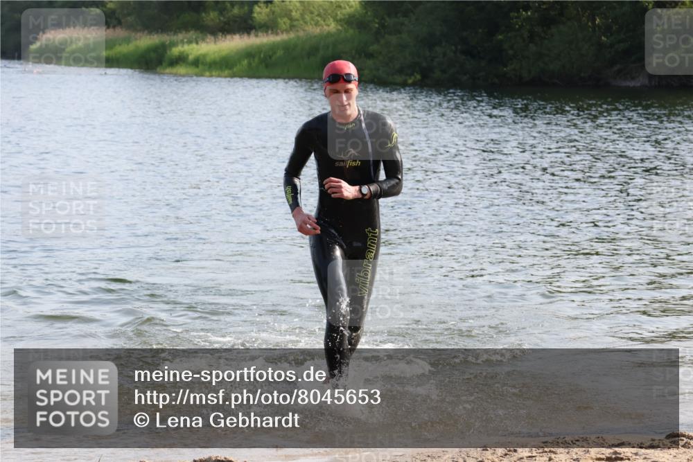 15.06.2025 - 27. Vierlanden-Triathlon Lena Gebhardt http://msf.ph/oto/8045653 15.06.2025 08:40:17 Schwimmen 67, 82 meine-sportfotos.de