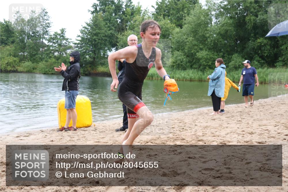 21.06.2025 - 27. Vierlanden-Triathlon Lena Gebhardt http://msf.ph/oto/8045655 15.06.2025 14:50:57 Schwimmen  meine-sportfotos.de