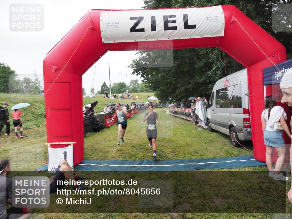 21.06.2025 - 27. Vierlanden-Triathlon MichiJ http://msf.ph/oto/8045656 15.06.2026 13:53:29 Ziel 115, 885, 957 meine-sportfotos.de