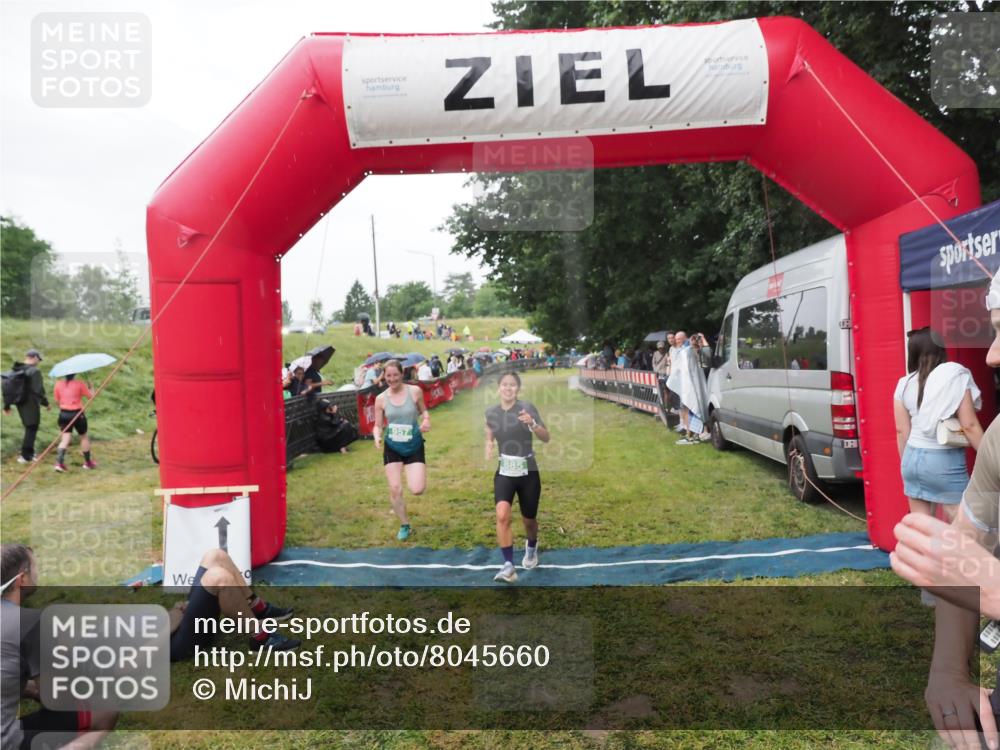 21.06.2025 - 27. Vierlanden-Triathlon MichiJ http://msf.ph/oto/8045660 15.06.2026 13:53:29 Ziel 115, 885, 957 meine-sportfotos.de