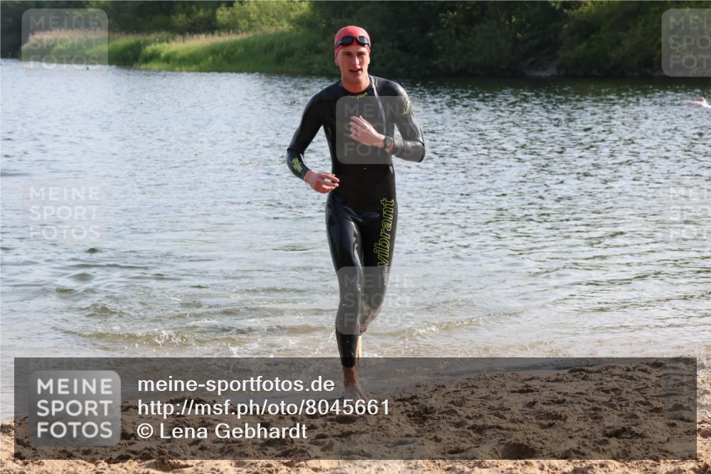 15.06.2025 - 27. Vierlanden-Triathlon Lena Gebhardt http://msf.ph/oto/8045661 15.06.2025 08:40:18 Schwimmen 67, 82 meine-sportfotos.de